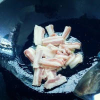 五花肉黄豆芽青椒炒粉条的做法图解4