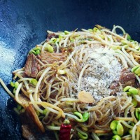 五花肉黄豆芽青椒炒粉条的做法图解10