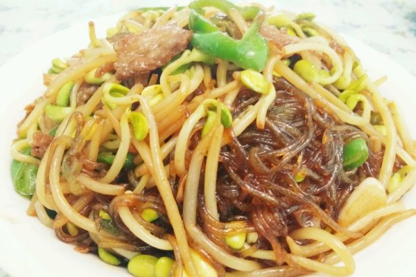 五花肉黄豆芽青椒炒粉条的做法