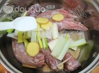 麻辣鸭脖子的做法图解2