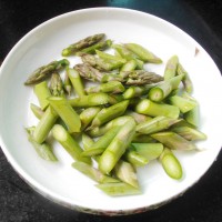 鲜菇炒芦笋的做法图解2