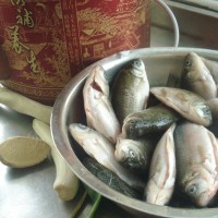 酥鲫鱼的做法图解1