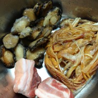 小鲍鱼鱿鱼干炖五花肉的做法图解1