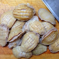 小鲍鱼鱿鱼干炖五花肉的做法图解3