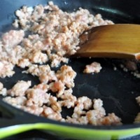 芹菜炒肉末的做法图解1