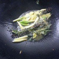 湖南本地辣椒炒田螺肉的做法图解3