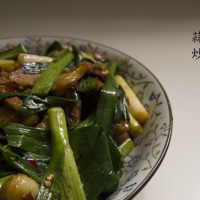 蒜苗炒肉的做法图解2