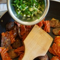 梁食土家香肠炒胡萝卜龙的做法图解7