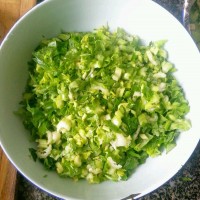 芹菜拨烂子的做法图解1