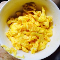 鸡蛋抄三丝(胡萝卜洋葱黄瓜)的做法图解2