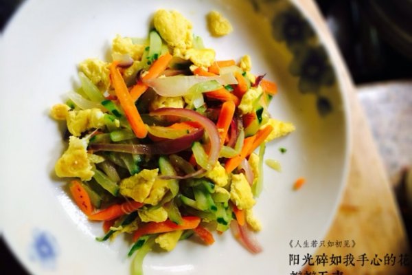 鸡蛋抄三丝(胡萝卜洋葱黄瓜)的做法