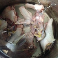 板栗香菇煲土鸡的做法图解1