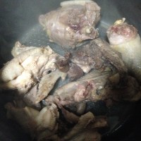 板栗香菇煲土鸡的做法图解3