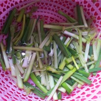 蒜苗芹菜炒肉的做法图解1