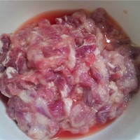 蒜苗芹菜炒肉的做法图解2