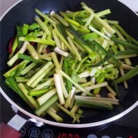 蒜苗芹菜炒肉的做法图解7
