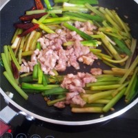 蒜苗芹菜炒肉的做法图解11