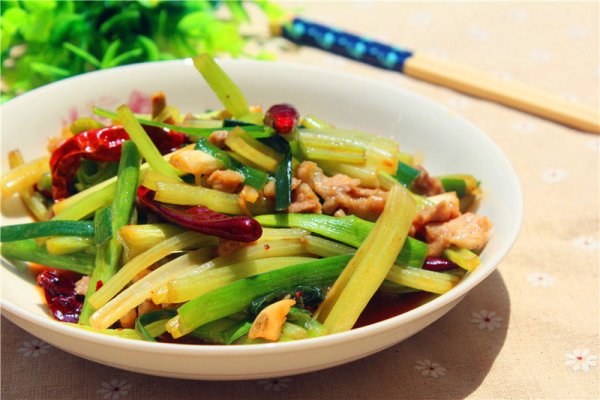 蒜苗芹菜炒肉的做法