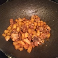 番茄酱之土豆烧肉的做法图解1