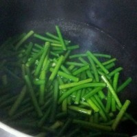爆炒蒜薹腊肠的做法图解1