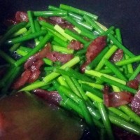 爆炒蒜薹腊肠的做法图解2
