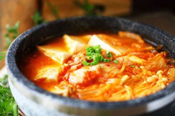 韩式辣白菜豆腐火锅的做法