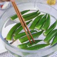 变厨神白灼秋葵的做法图解4