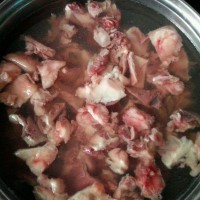 红烧牛肉萝卜汤的做法图解1