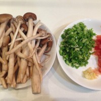 青椒炒茶树菇的做法图解1