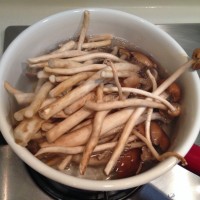 青椒炒茶树菇的做法图解2