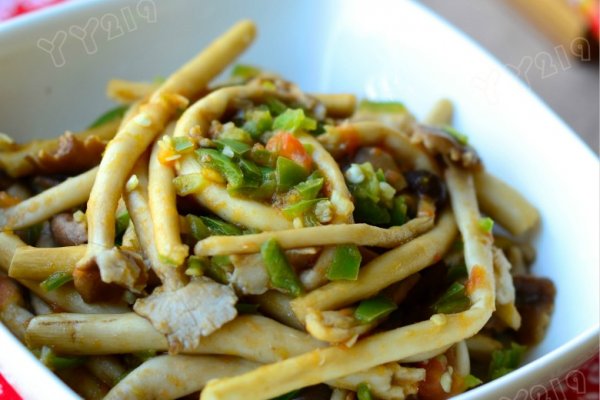 【青椒炒茶树菇】的做法