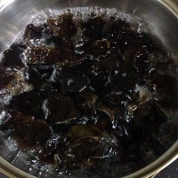 洋葱拌木耳(养生版)的做法图解2
