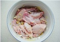 腐乳鸡翅的做法图解1