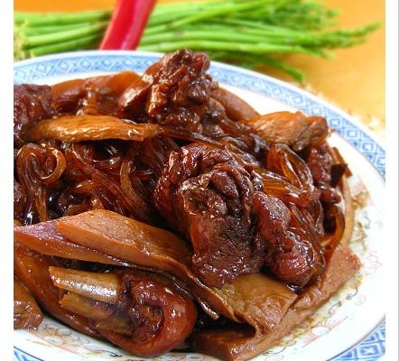 鸡腿菇烧鸡腿的做法