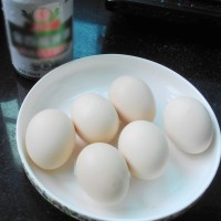 啤酒卤鸡蛋的做法图解1