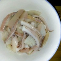 蒜薹炒鱿鱼的做法图解2