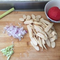 茄汁烩泥肠的做法图解1