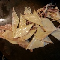韭菜炒土鱿(韭菜炒鱿鱼干)的做法图解1
