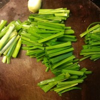 韭菜炒土鱿(韭菜炒鱿鱼干)的做法图解2
