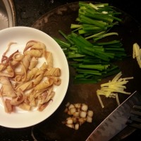 韭菜炒土鱿(韭菜炒鱿鱼干)的做法图解3
