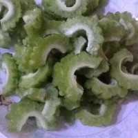 苦瓜炒鸡蛋的做法图解1