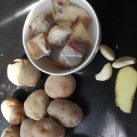 土豆腊肉片的做法图解1
