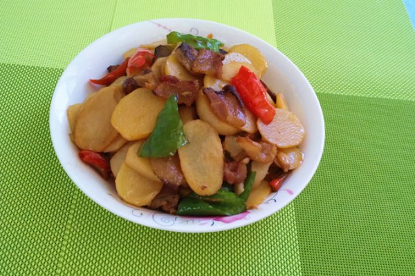 土豆腊肉片的做法
