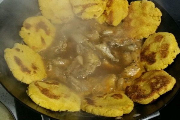 小鱼贴饼的做法