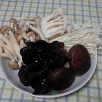 什锦蘑菇鸡汤的做法图解1