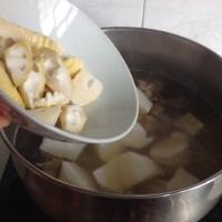 春笋山药土鸡汤的做法图解6
