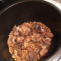 黄豆闷猪蹄的做法图解1