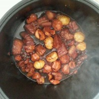 五花肉闷栗子的做法图解4