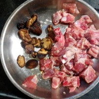 土豆炖排骨的做法图解1