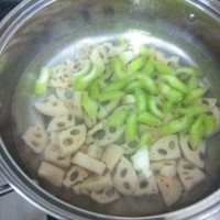 素三鲜---莲藕木耳炒西芹的做法图解4